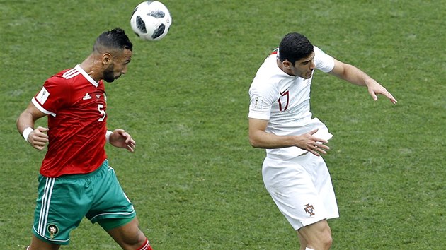 Marock kapitn Mehdi Benatia (vlevo) hlavikuje m ped Goncalem Guedesem z Portugalska.