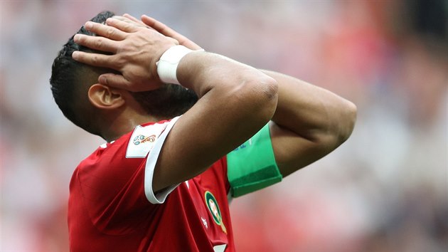 Marock kapitn Mehdi Benatia se dr za hlavu v souboji s Portugalskem.