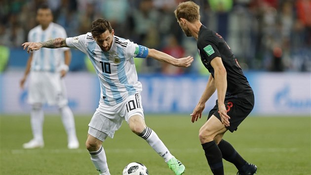 Argentinsk kapitn Lionel Messi se sna obejt Ivana Strinie z Chorvatska.