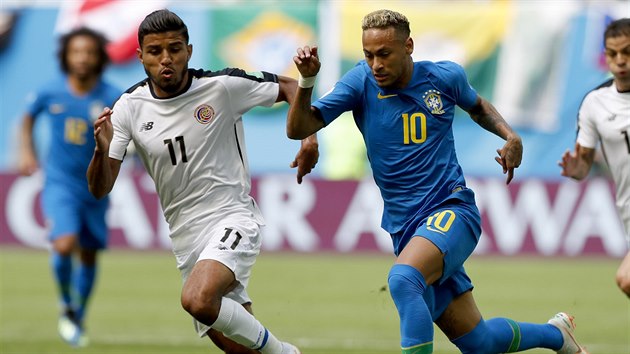 Brazilec Neymar (vpravo) se sna prchnout Johanu Venegasovi z Kostariky.