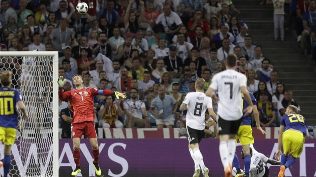 Německý brankář Manuel Neuer pozoruje, jak míč z kopačky Oly Toivonena ze Švédska míří do sítě.