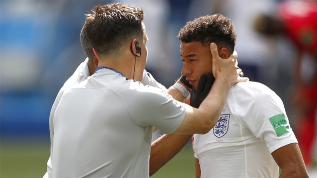 V rukou zdravotnk skonil po tvrdm stetu s protihrem Anglian Jesse Lingard.