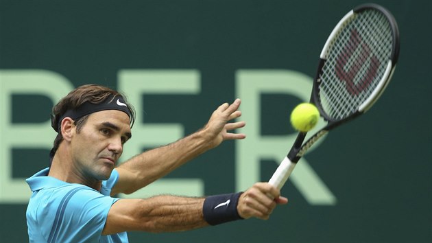Roger Federer se soustředí na bekhendový volej ve finále turnaje v Halle.