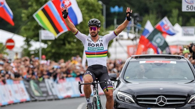 Peter Sagan se raduje z vtzstv na spolenm mistrovstv eska a Slovenska v silnin cyklistice.
