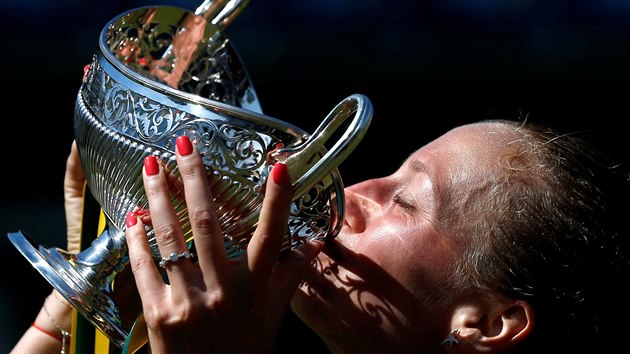 Petra Kvitová líbá trofej pro vítězku turnaje v Birminghamu.
