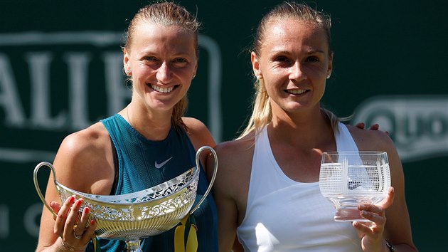 esk tenistka Petra Kvitov (vlevo) porazila ve finle turnaje v Birminghamu Slovenku Magdalnu Rybrikovou. Ob hrky pzuj s trofejemi.