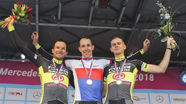 Mistrovství České republiky v silniční cyklistice ovládl Josef Černý (uprostřed), druhý dojel Jan Bárta (vlevo), bronz bral Jakub Otruba.