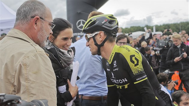 Roman Kreuziger debatuje se enou Michaelou na spolenm mistrovstv eska a Slovenska.