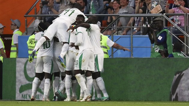 Fotbalist Senegalu slav branku v utkn proti Japoncm.