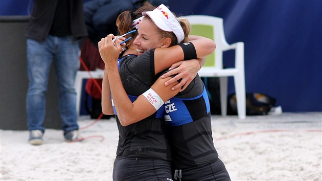 Barbora Hermannová a Markéta Sluková se radují z výhry na turnaji v Ostravě.