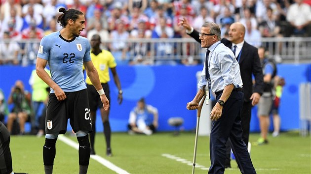 Uruguaysk trenr scar Tabarez udl pokyny Martnu Cceresovi.