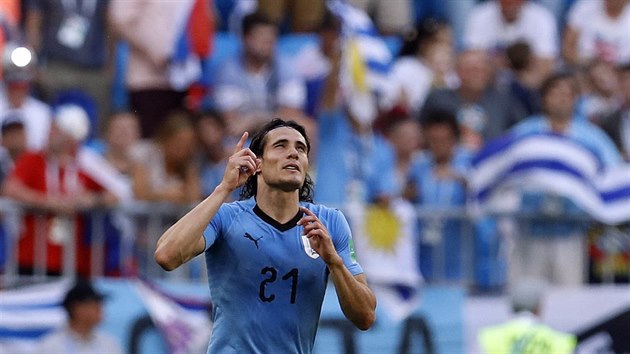 Uruguaysk tonk Edinson Cavani slav svj prvn gl na turnaji v zpase proti Rusku.