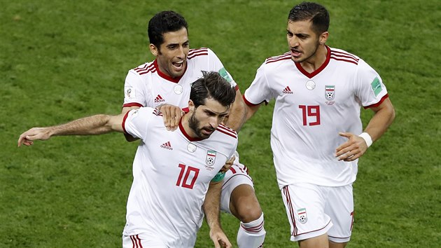 Íránští fotbalisté slaví branku Karíma Ansárífárda (číslo 10) v utkání s Portugalskem.