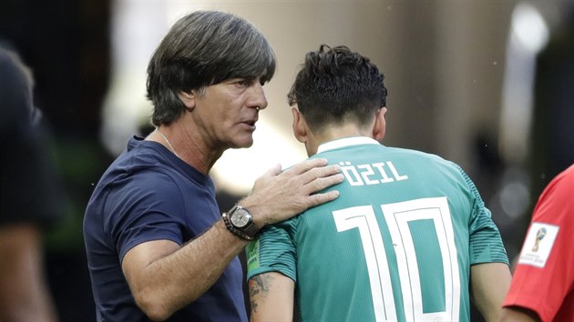 Německý trenér Joachim Löw udílí pokyny Mesutu Özilovi v průběhu utkání s Jižní Koreou.
