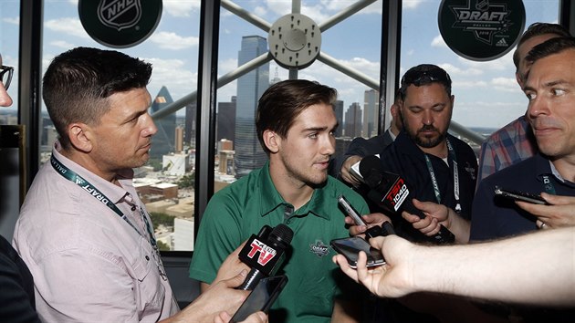 Filip Zadina v rozhovoru se zámořskými novináři před draftem NHL.