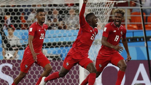 Fotbalist Panamy se raduj z glu do st Tuniska.