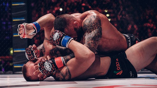Karlos Vémola leží na Patrikovi Kinclovi během zápasu MMA.