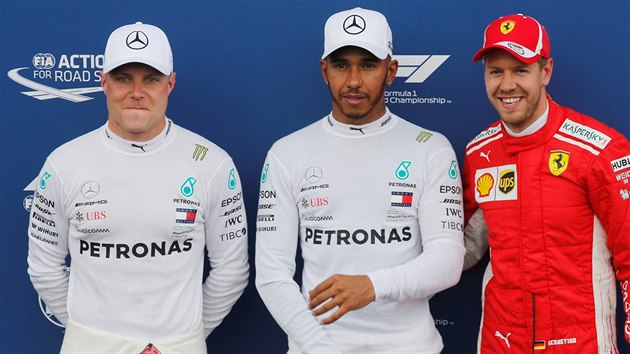 Do Velké ceny Francie odstartuje z prvního místa Lewis Hamilton (uprostřed). Druhý byl v kvalifikaci Valtteri Bottas (vlevo), třetí Sebastian Vettel.