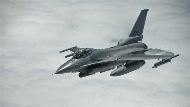 Tankování amerických letounů F-16 texaské Národní gardy za letu během cvičení Sky Avenger