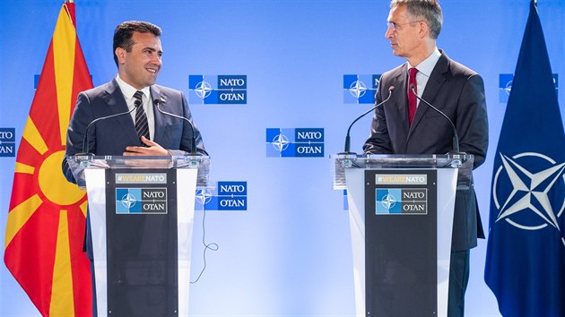 Makedonský premiér Zoran Zaev s generálním tajemníkem NATO Jensem Stoltenbergem