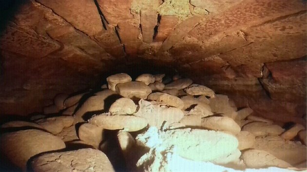 Snímky získané z kamery, kterou zástupci kláštera spustili do podzemí.