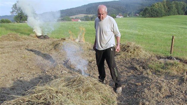 Ped osetm lesnho ita bylo nutn z paseky vykcet nletov deviny a pak ji vyplit a rozruit pdu.