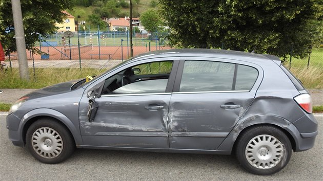 Pi nehod v Rozhran na Svitavsku autobus po bonm stetu s osobnm autem vyjel ze silnice a pokodil i dal vozidlo. (24. ervna 2018)