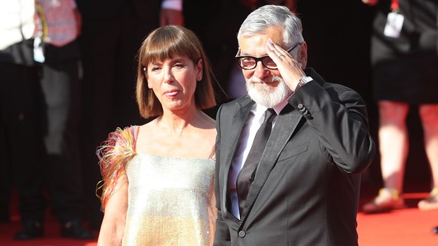 Slavnostní zahájení Mezinárodního filmového festivalu Karlovy Vary - na červeném koberci Jiří Bartoška s manželkou Andreou. (29. června 2018)