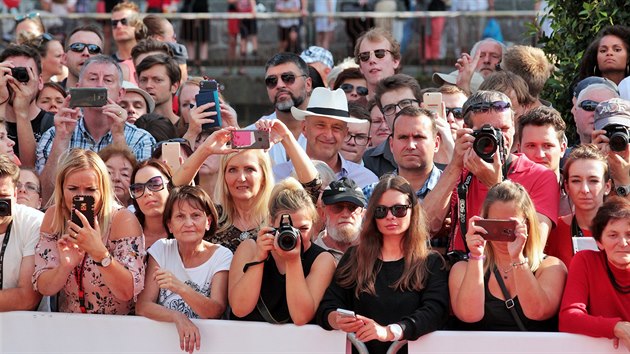 Diváci přihlížejí slavnostnímu zahájení Mezinárodního filmového festivalu Karlovy Vary. (29. června 2018)