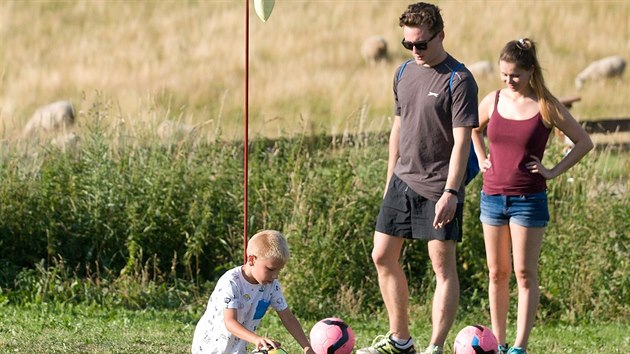 Hran� fotbalgolfu nen� nijak v�kov� omezeno.