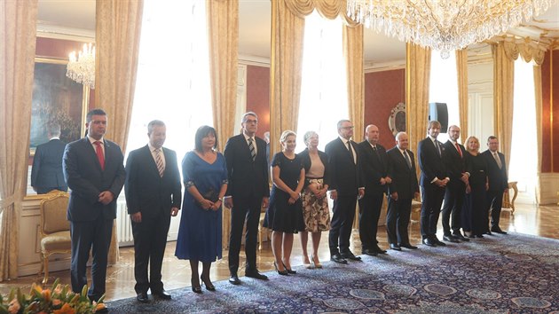 Členové vlády premiéra Andreje Babiše při slavnostním jmenování prezidentem Milošem Zemanem na Pražském hradě. (27. června 2018)
