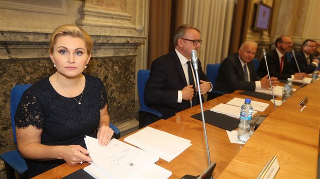 Po jmenov�n� vl�dy odjel premi�r Andrej Babi� se sv�mi ministry do Strakovy akademie. Na sn�mku vlevo je ministryn� spravedlnosti Ta��na Mal�. (27. �ervna 2018)