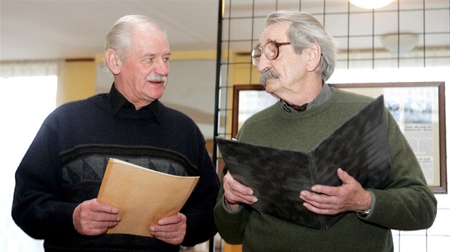 Herci ikovskho divadla Jry Cimrmana Boivoj Penc (vlevo) a Jaroslav Weigel pi zahjen pbramsk vstavy Stopy Jry Cimrmana. (2007)
