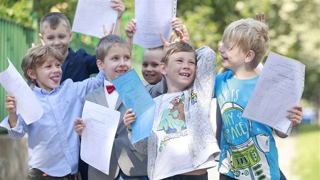 Radost prvňáků a druháků z posledního školního dne na jedné z pražských základních škol. (29. června 2018)