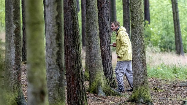 Ze zooparku ve Zvoli u Prahy utekla puma americká. V okolních lesích po ní pátrají policisté společně s majitelem. (28. června 2018)