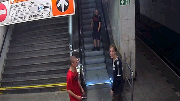Policie hledá trojici mladíků. Nožem přepadli v metru dva chlapce