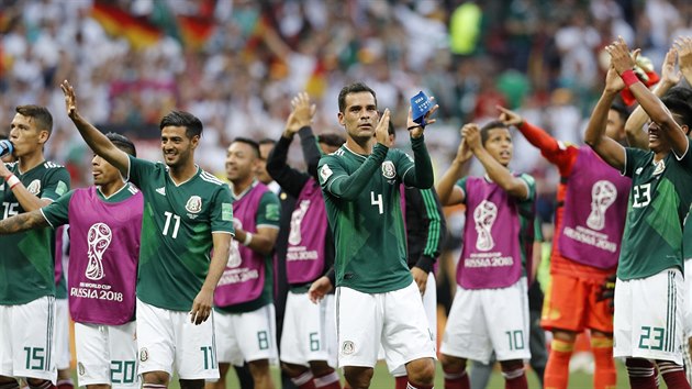 V ČELE S KAPITÁNEM. Rafael Márquez (s kapitánskou páskou) děkuje fanouškům za podporu. Mexiko na úvod světového šampionátu nečekaně porazilo Německo.