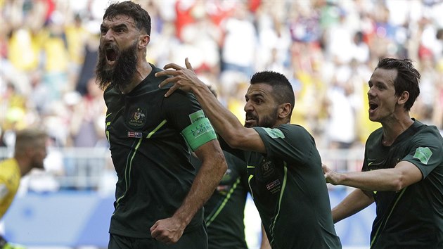 Australsk� kapit�n Mile Jedinak se raduje z prom�n�n� penalty v utk�n� mistrovstv� sv�ta proti D�nsku.