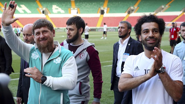 Autoritsk eensk vdce Ramzan Kadyrov a hvzda egyptsk fotbalov reprezentace Mohamed Salah bhem trninku africkho tmu v Groznm.