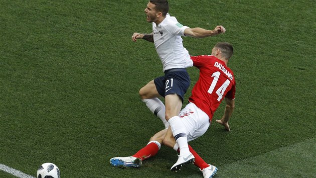 Dánský obránce Henrik Dalsgaard ve skluzu proti francouzskému soupeři Lucasi Hernandezovi v utkání mistrovství světa.
