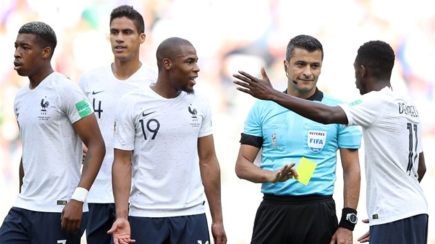 Francouzt fotbalist diskutuj s brazilskm rozhodm Sandrem Riccim, kter udlil soupei lutou kartu.