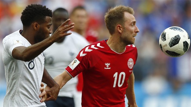 Thomas Lemar (vlevo) a Christian Eriksen (vpravo) v akci bhem utkn mistrovstv svta mezi Dnskem a Franci.