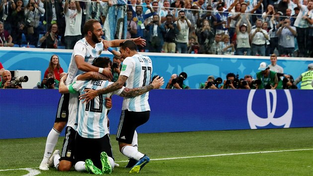UŽ JE TAM. Argentinská vlna radosti poté, co se v klíčovém zápase mistrovství světa proti Nigérii trefil Lionel Messi.