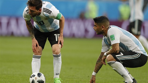 JAK TO PROVEDEME? Argentinci Lionel Messi (vlevo) a ver Banega (vpravo) se rad, jak rozehrt pm voln kop.