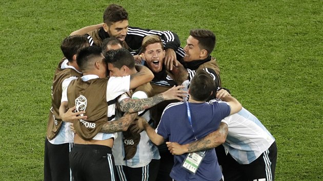 Argentinští fotbalisté po závěrečném hvizdu oslavují postup do osmifinále mistrovství světa. V klíčovém duelu porazili Nigérii.