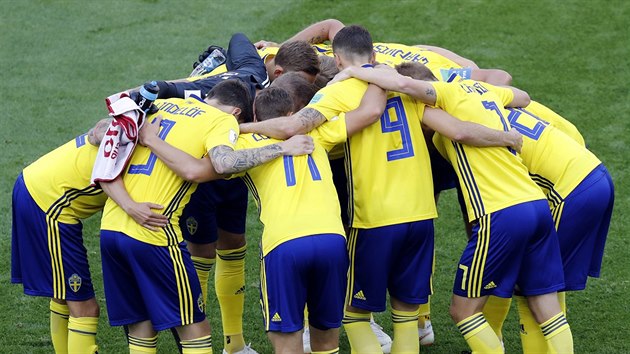Fotbalisté Švédska před utkáním mistrovství světa proti Mexiku.