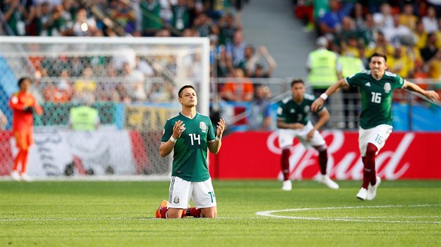 POMODLIT A HRÁT. Mexický fotbalista Javier Hernández před utkáním mistrovství světa proti Švédsku.