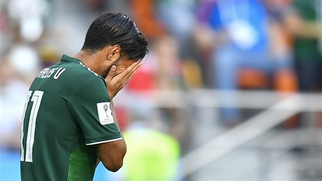 Mexick fotbalista Carlos Vela lituje nepromnn ance v zpase mistrovstv svta proti vdsku.