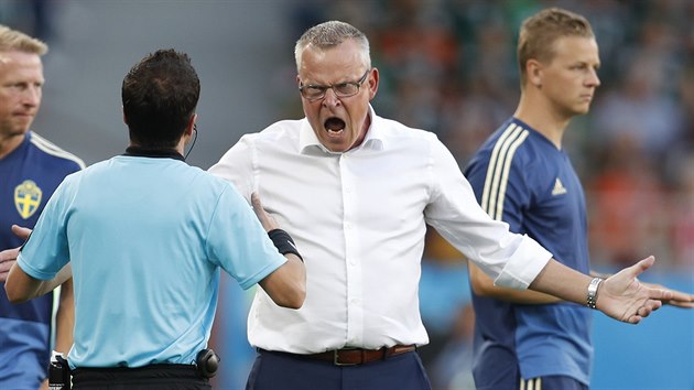TO SI DĚLÁTE SRANDU? Švédský trenér Janne Andersson se zlobí na rozhodčí, kteří navzdory konzultaci s videem neodpískali pro jeho tým penaltu proti Mexiku.