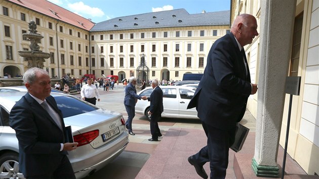 Předseda Ústavního soudu Pavel Rychetský (vpravo) a šéf Nejvyššího správního soudu Josef Baxa přicházejí na jednání s prezidentem Milošem Zemanem (26. června 2018).